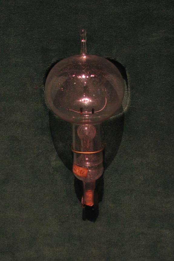 phát minh sáng chế bóng đèn sợi đốt đầu tiên của Edison