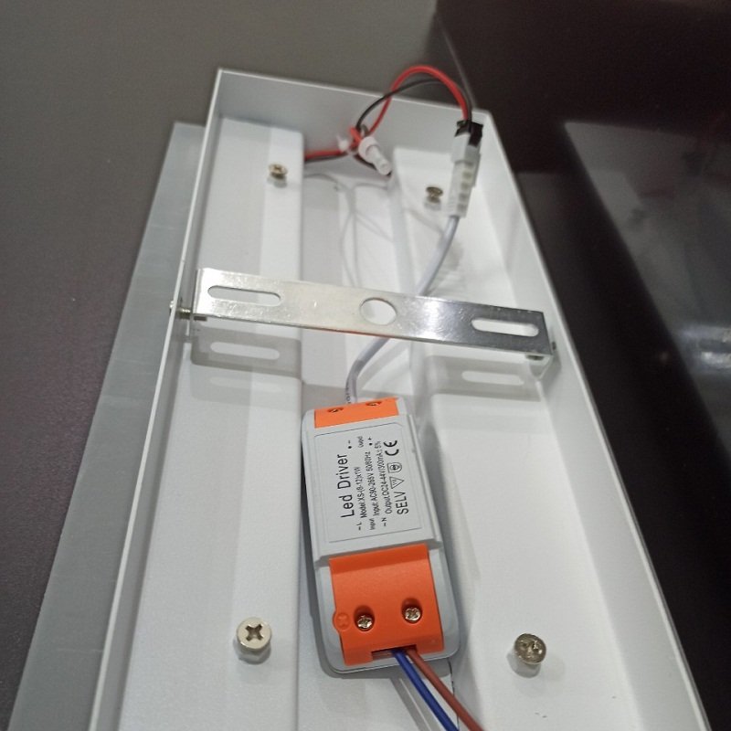 Phần bên trong của đèn cảm ứng cầu thang